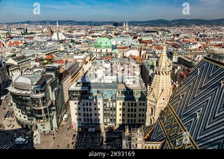 VIENNE, AUTRICHE - 24 avril 2015 : vue de Vienne depuis la cathédrale Saint-Etienne de Vienne, Autriche. La cathédrale a deux plates-formes ouvertes aux visiteurs. Banque D'Images