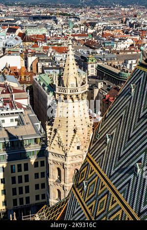 VIENNE, AUTRICHE - 24 avril 2015 : vue de Vienne depuis la cathédrale Saint-Etienne de Vienne, Autriche. La cathédrale a deux plates-formes ouvertes aux visiteurs. Banque D'Images