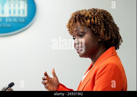 Washington, États-Unis. 25th octobre 2022. Karine Jean-Pierre, Attachée de presse de la Maison Blanche, prend la parole lors d'un point de presse dans la salle des conférences de presse de la Maison Blanche. Crédit : SOPA Images Limited/Alamy Live News Banque D'Images