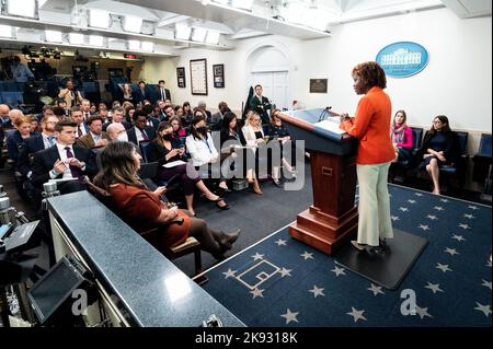 Washington, États-Unis. 25th octobre 2022. Karine Jean-Pierre, Attachée de presse de la Maison Blanche, prend la parole lors d'un point de presse dans la salle des conférences de presse de la Maison Blanche. Crédit : SOPA Images Limited/Alamy Live News Banque D'Images