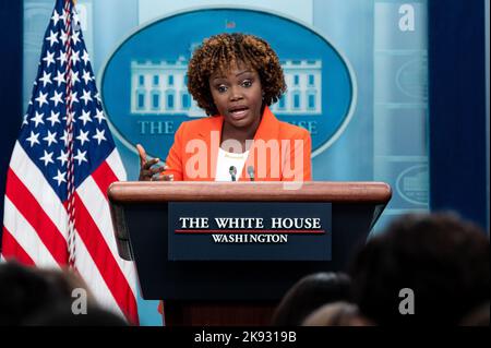 Washington, États-Unis. 25th octobre 2022. Karine Jean-Pierre, Attachée de presse de la Maison Blanche, prend la parole lors d'un point de presse dans la salle des conférences de presse de la Maison Blanche. Crédit : SOPA Images Limited/Alamy Live News Banque D'Images