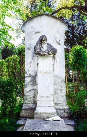 VIENNE, AUTRICHE - 26 avril 2015 : dernier lieu de repos de la tombe du compositeur Brahms au cimetière central de Vienne, Autriche. Banque D'Images