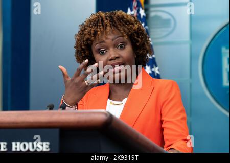 Washington, États-Unis. 25th octobre 2022. Karine Jean-Pierre, Attachée de presse de la Maison Blanche, prend la parole lors d'un point de presse dans la salle des conférences de presse de la Maison Blanche. Crédit : SOPA Images Limited/Alamy Live News Banque D'Images