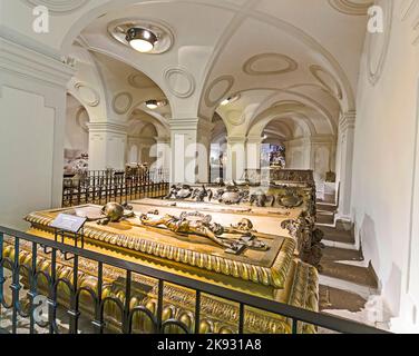 VIENNE, AUTRICHE - 26 avril 2015 : crypte des rois Habsburger à Vienne, Autriche. Les os de 145 royalties des Habsbourg, plus les urnes contenant les coeurs Banque D'Images