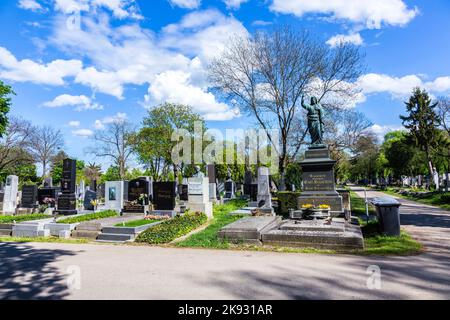 VIENNE, AUTRICHE - APR 24, 2015 : anciens sépultures et monuments commémoratifs au Zentralfriedhof, Vienne, Autriche. Banque D'Images