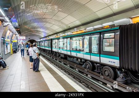 PARIS, FRANCE - 9 JUIN 2015 : voyageurs et navetteurs attendant la station de métro Mairie de Montrouge à Paris, France. Banque D'Images