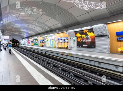 PARIS, FRANCE - 9 JUIN 2015 : voyageurs et navetteurs attendant la station de métro Mairie de Montrouge à Paris, France. Banque D'Images