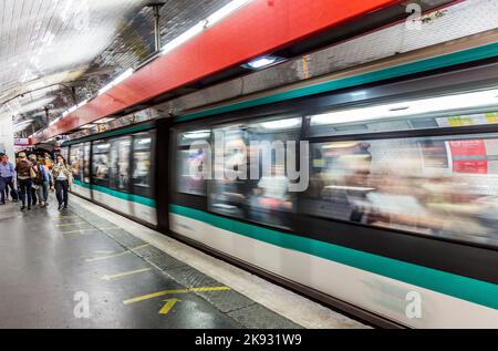 PARIS, FRANCE - 9 JUIN 2015 : voyageurs et navetteurs attendant la station de métro Chatelet à Paris, France Banque D'Images