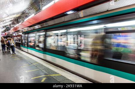 PARIS, FRANCE - 9 JUIN 2015 : voyageurs et navetteurs attendant la station de métro Chatelet à Paris, France Banque D'Images