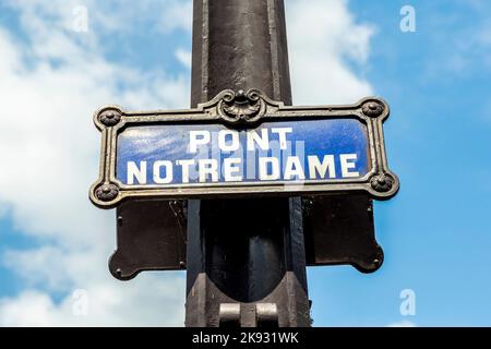 PARIS, FRANCE - 9 JUIN 2015 : lanterne au pont avec panneau Pont notre dame sous ciel bleu. La cathédrale notre dame de Paris est le chu le plus souvent visité Banque D'Images