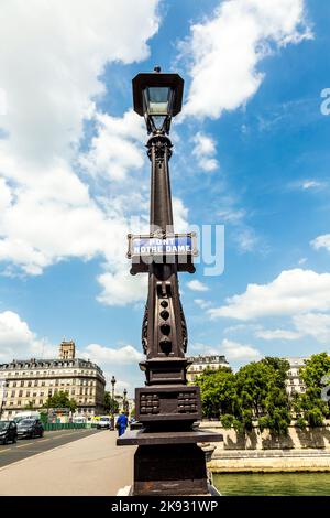 PARIS, FRANCE - 9 JUIN 2015 : lanterne au pont avec panneau Pont notre dame sous ciel bleu. La cathédrale notre dame de Paris est le chu le plus souvent visité Banque D'Images