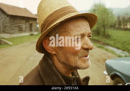 Portrait d'un homme âgé dans le comté de Harghita, Roumanie, environ 2002. Banque D'Images