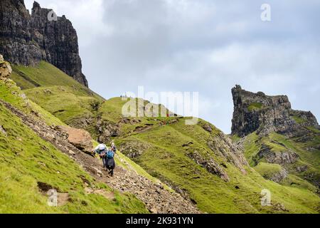 Quiraing,île de Skye,Écosse,UK-25 juillet 2022: Les randonneurs marchent le long des chemins de montagne de la chaîne de montagne de Quraing,, un jour d'été, en prenant le dram Banque D'Images