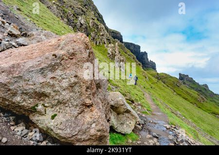 Quiraing,île de Skye,Écosse,UK-25 juillet 2022: Les randonneurs marchent le long des chemins de montagne de la chaîne de montagne de Quraing,, un jour d'été, en prenant le dram Banque D'Images