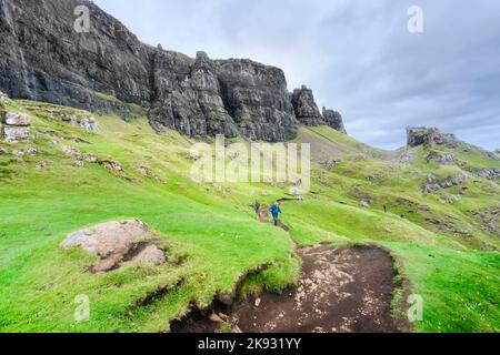 Quiraing,île de Skye,Écosse,UK-25 juillet 2022: Les randonneurs marchent le long des chemins de montagne de la chaîne de montagne de Quraing,, un jour d'été, en prenant le dram Banque D'Images