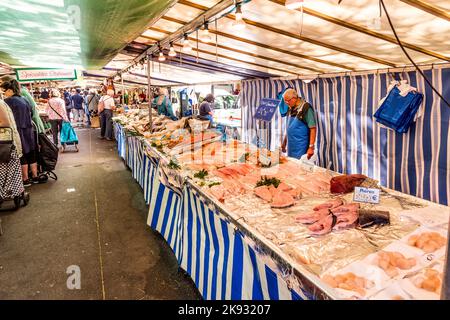 PARIS, FRANCE - 13 JUIN 2015 : les gens achètent sur le marché de rue de Chaillot, Paris, France. À that6 agriculteurs marché les gens vendent leur propre frais élevé quali Banque D'Images