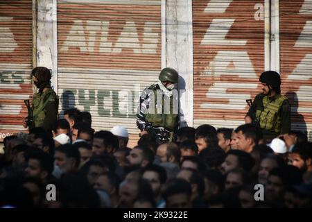 Srinagar, Inde. 25th octobre 2022. Les musulmans du Cachemire regardent les funérailles de Molvi Abbas Ansari, un chef religieux chiite et un chef séparatiste principal, lors de son cortège funéraire à Srinagar, Cachemire contrôlé par l'Inde, le mardi 25 octobre 2022. Ansari, 86 ans, est décédé après une maladie prolongée. (Photo de Mubashir Hassan/Pacific Press) crédit: Pacific Press Media production Corp./Alay Live News Banque D'Images