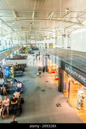 MARSEILLE, FRANCE - 7 JUILLET 2015 : personnes dans le terminal de l'aéroport de Marseille à Marseille, France. C'est le cinquième aéroport français le plus occupé par le passage Banque D'Images
