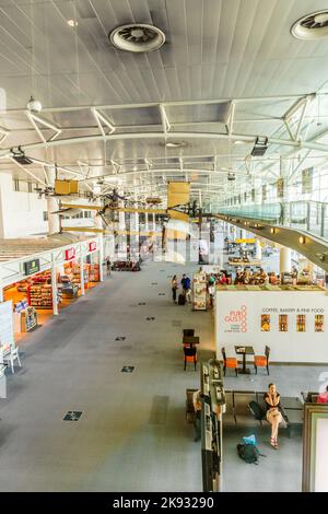 MARSEILLE, FRANCE - 7 JUILLET 2015 : personnes dans le terminal de l'aéroport de Marseille à Marseille, France. C'est le cinquième aéroport français le plus occupé par le passage Banque D'Images