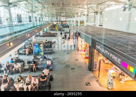 MARSEILLE, FRANCE - 7 JUILLET 2015 : personnes dans le terminal de l'aéroport de Marseille à Marseille, France. C'est le cinquième aéroport français le plus occupé par le passage Banque D'Images