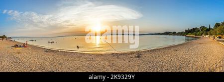 MARSEILLE, FRANCE - 7 JUILLET 2015 : les gens apprécient la soirée à la plage de Marseille, France. La plage de Rognac est la plupart du temps visité par les habitants parce que Banque D'Images