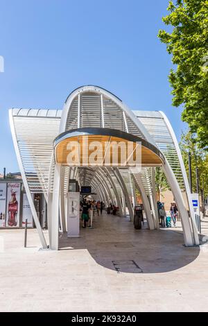 AIX en PROVENCE, FRANCE - 8 JUILLET 2015 : Gare routière moderne d'Aix en Provence, France. Le nouveau Staion conçu par Duthilleul a ouvert ses portes à J Banque D'Images