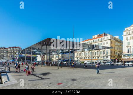 MARSEILLE, FRANCE - 9 JUILLET 2015 : les gens au pavillon Norman Fosters à Marseille, France. Marseille est la capitale européenne de la culture pour 2013 et ai Banque D'Images