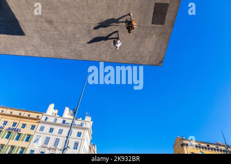 MARSEILLE, FRANCE - 9 JUILLET 2015 : les gens au pavillon Norman Fosters à Marseille, France. Marseille est la capitale européenne de la culture pour 2013 et ai Banque D'Images