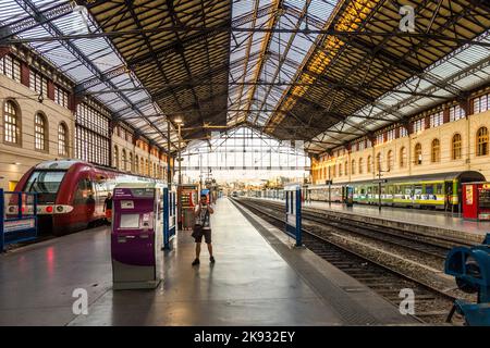 MARSEILLE, FRANCE, 10 JUILLET 2015 : personnes à la gare Saint Charles de Marseille, France. La station a ouvert ses portes en 1848 Banque D'Images