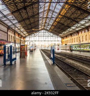 MARSEILLE, FRANCE, 10 JUILLET 2015 : personnes à la gare Saint Charles de Marseille, France. La station a ouvert ses portes en 1848 Banque D'Images