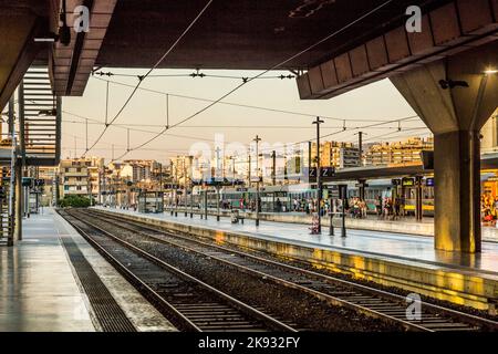 MARSEILLE, FRANCE, 10 JUILLET 2015 : personnes à la gare Saint Charles de Marseille, France. La station a ouvert ses portes en 1848 Banque D'Images