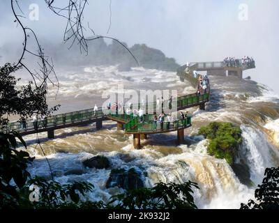 IGUAÇU, BRÉSIL - 29 JUILLET 2015 : les touristes admirent les chutes d'Iguaçu (Iguaçu) à la frontière du Brésil et de l'Argentine Banque D'Images