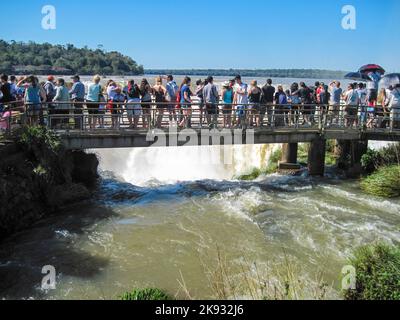 IGUAÇU, BRÉSIL - 30 JUILLET 2015 : les touristes admirent les chutes d'Iguaçu (Iguaçu) à la frontière du Brésil et de l'Argentine Banque D'Images