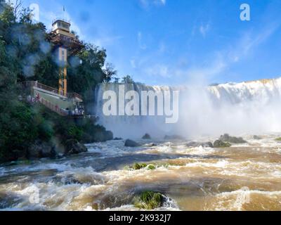 IGUAÇU, BRÉSIL - 29 JUILLET 2015 : les touristes admirent les chutes d'Iguaçu (Iguaçu) à la frontière du Brésil et de l'Argentine Banque D'Images