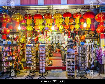 SINGAPOUR, SINGAPOUR - 12 AOÛT 2015 : des magasins chinois typiques sont ouverts ce soir à Singapour. En 2014, 74 pour cent de la population de Singapour étaient des chines Banque D'Images