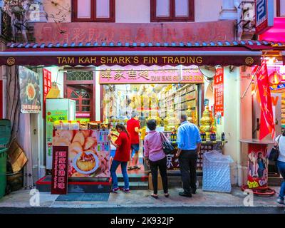 SINGAPOUR, SINGAPOUR - 12 AOÛT 2015 : des magasins chinois typiques sont ouverts ce soir à Singapour. En 2014, 74 pour cent de la population de Singapour étaient des chines Banque D'Images