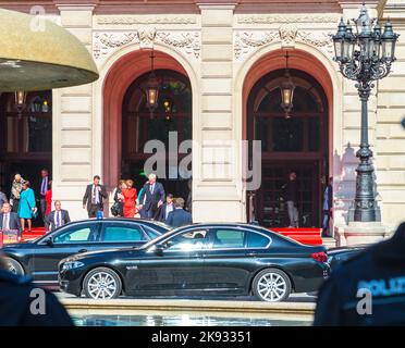 FRANCFORT, ALLEMAGNE - 3 octobre 2015 : le premier ministre Volker Bouffier quitte la célébration officielle de l'ancien opéra de Francfort lors de la célébration Banque D'Images