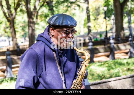 NEW YORK, Etats-Unis - OCT 21, 2015: L'interprète joue le sax à Central Park à New York, Etats-Unis. L'un des 5 arrondissements de New York, le plus petit mais aussi le Banque D'Images