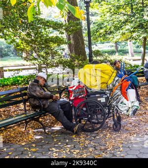 NEW YORK, Etats-Unis - OCT 21, 2015: Un homme sans abri dormant dans le parc central de Manhattan, New York, Etats-Unis. Dans la ville de New York, nombre total de sans-abri Banque D'Images