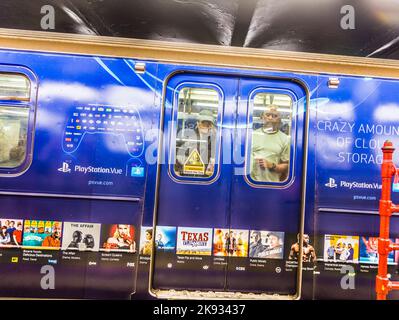 NEW YORK, USA - OCT 21 2015: Les gens regardent d'un train à la station de métro Times Square à New York. Avec 1,75 milliards de ridership annuels, NYC Subway est Banque D'Images