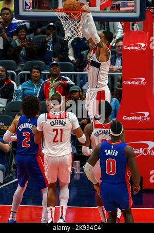 Washington, États-Unis. 25th octobre 2022. WASHINGTON, DC - OCTOBRE 25 : le garde des Wizards de Washington Bradley Beal (3) a obtenu des scores lors d'un match de la NBA entre les Wizards de Washington et les pistons de Detroit, sur 25 octobre 2022, à la Capital One Arena, à Washington, DC. (Photo de Tony Quinn/SipaUSA) crédit: SIPA USA/Alay Live News Banque D'Images