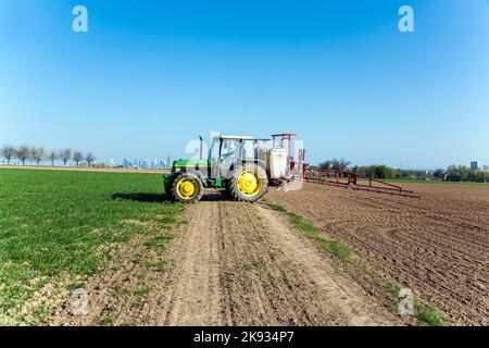 SULZBACH, ALLEMAGNE - 17 AVRIL 2010 : tracteur sur terrain, protection contre les ravageurs sur les plantes à Sulzbach, Allemagne. La lutte antiparasitaire est strictement contrôlée Banque D'Images