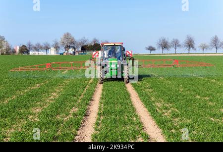 SULZBACH, ALLEMAGNE - 17 AVRIL 2010 : tracteur sur terrain, protection contre les ravageurs sur les plantes à Sulzbach, Allemagne. La lutte antiparasitaire est strictement contrôlée Banque D'Images