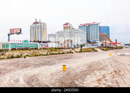 ATLANTIC CITY - 13 JUILLET : promenade dans la soirée à Atlantic City sur 13 juillet 2010 dans Atlantic Sity, États-Unis. La ville est un complexe de renommée nationale Banque D'Images