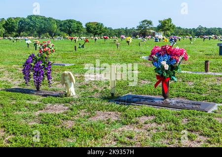 SVANSBORO, États-Unis - JUILLET 20 : cimetière américain avec des fleurs aux tombes de 20 juillet 2010 près de Svansboro, États-Unis. Aux États-Unis, il y a plus de 300000 cimètrei Banque D'Images