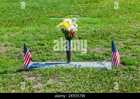 SVANSBORO, États-Unis - JUILLET 20 : cimetière américain avec des fleurs aux tombes de 20 juillet 2010 près de Svansboro, États-Unis. Aux États-Unis, il y a plus de 300000 cimètrei Banque D'Images