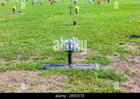 SVANSBORO, États-Unis - JUILLET 20 : cimetière américain avec des fleurs aux tombes de 20 juillet 2010 près de Svansboro, États-Unis. Aux États-Unis, il y a plus de 300000 cimètrei Banque D'Images