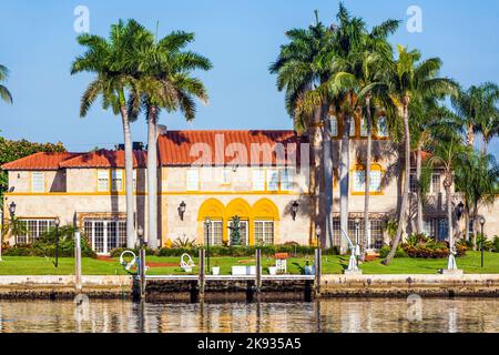 MIAMI BEACH, États-Unis - 31 JUILLET 2010 : maisons de luxe sur le canal de Miami Beach, États-Unis. Pinetree Drive est le quartier de choix pour les maisons de luxe. Banque D'Images