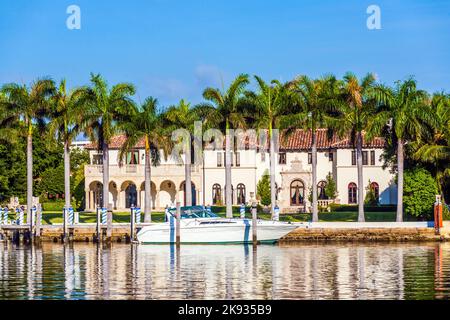 MIAMI BEACH, États-Unis - 31 JUILLET 2010 : maisons de luxe sur le canal de Miami Beach, États-Unis. Pinetree Drive est le quartier de choix pour les maisons de luxe. Banque D'Images