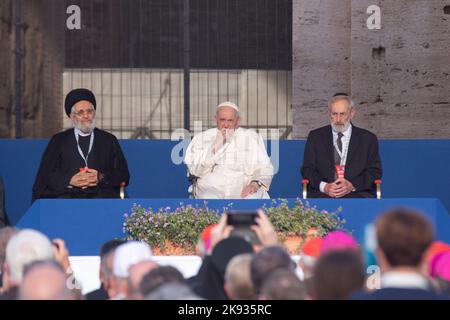 Rome, Italie. 25th octobre 2022. Le Pape François avec des représentants des religions du monde lors de la cérémonie de prière pour la paix devant le Colisée de Rome (Credit image: © Matteo Nardone/Pacific Press via ZUMA Press Wire) Banque D'Images